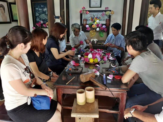 Đoàn khảo sát Nhật Bản tại làng nghề hoa giấy Thanh Tiên